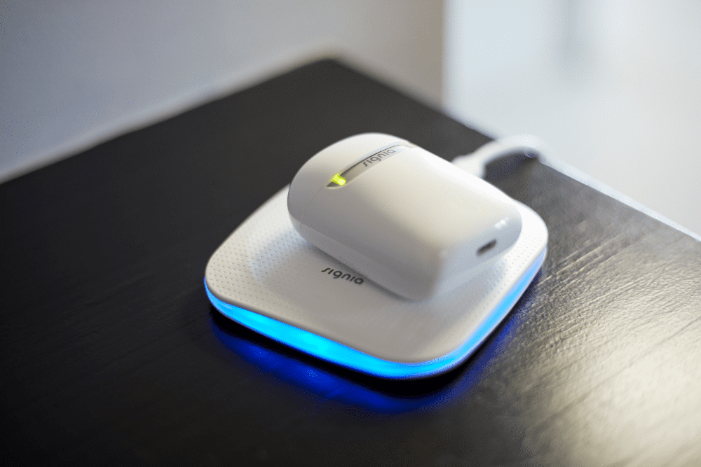 Signia2020_H1_Charger_on_Qi_charging Microsuction treatment